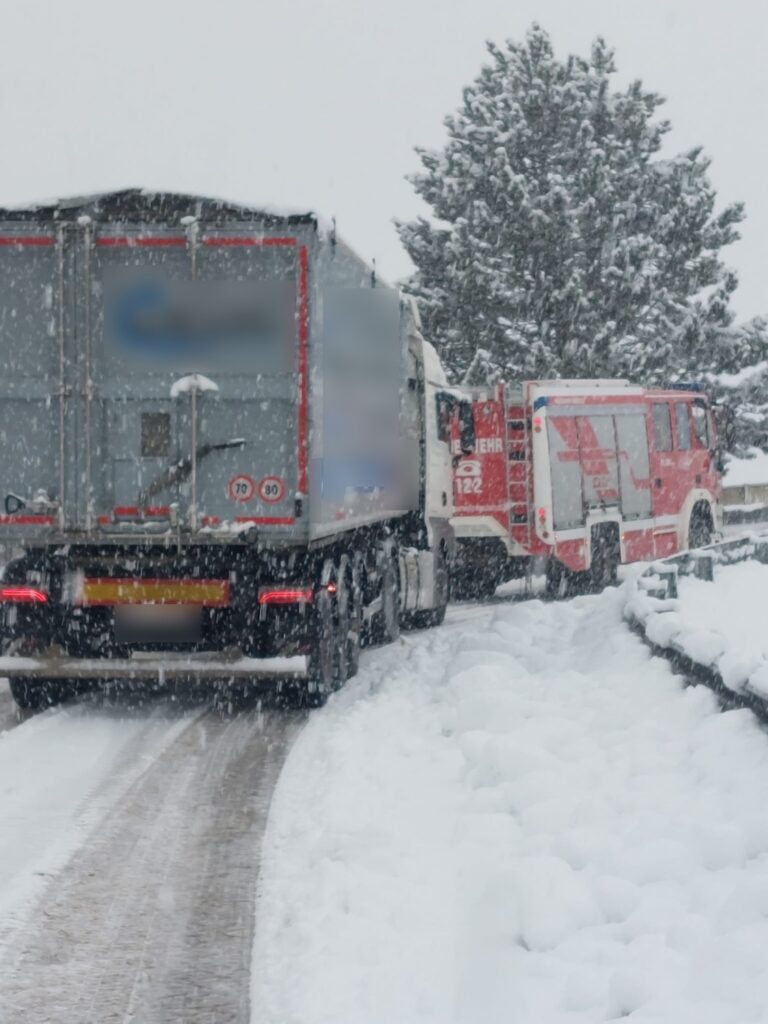 02.02.2023 | T03 – Lkw Bergungen im Ortsgebiet