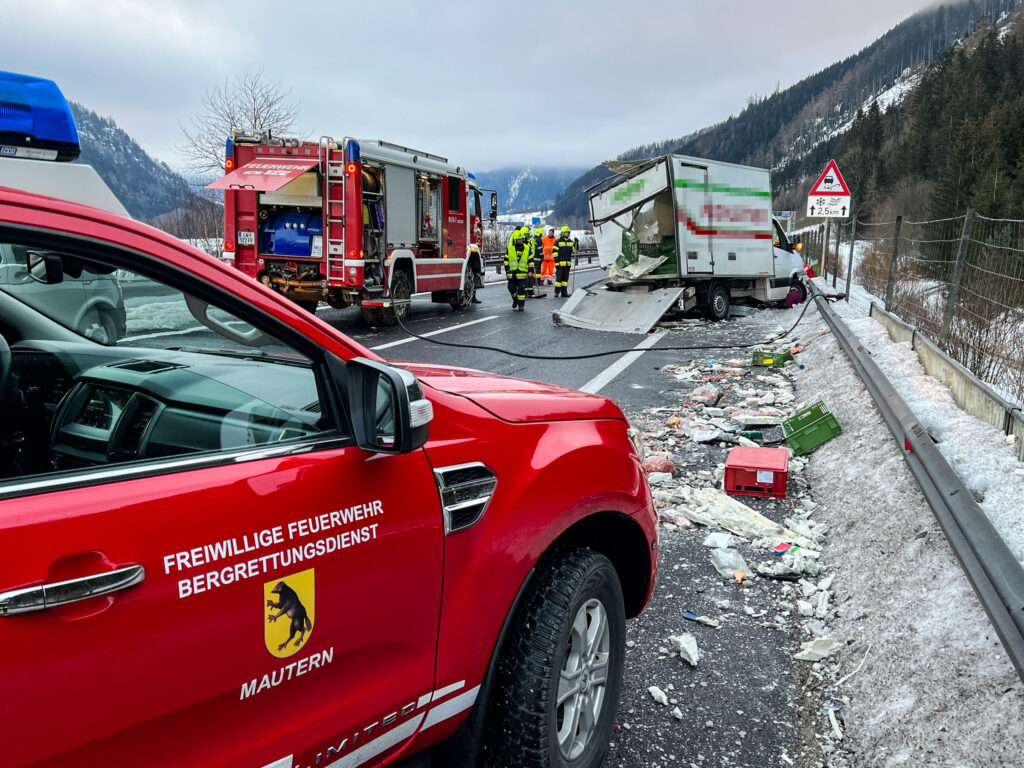 13.02.2023 | T10 – <strong>Schwerer Lkw Unfall auf der A9 bei Mautern</strong>