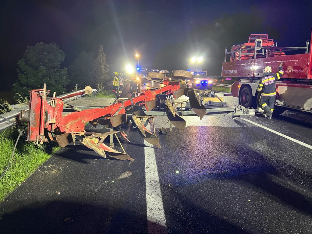 09.06.2023 | T03 – Verkehrsunfall A9 umgestürzter Anhänger